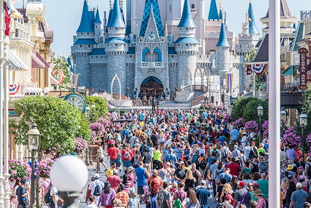 disney-world-crowds-busy-castle-laurie
